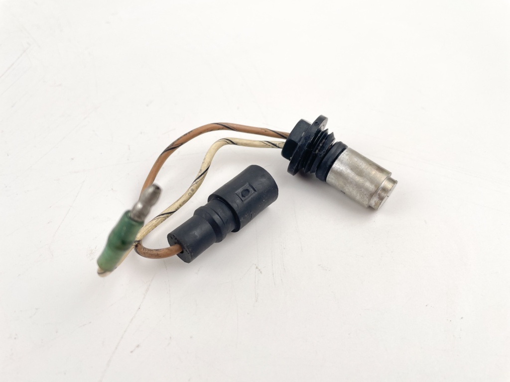 1997 Johnson 200 HP 2 Stroke Outboard Temperature Switch Port 0585039 OEM