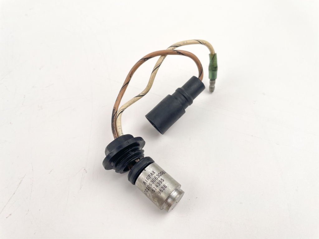 1997 Johnson 200 HP 2 Stroke Outboard Temperature Switch Port 0585039 OEM