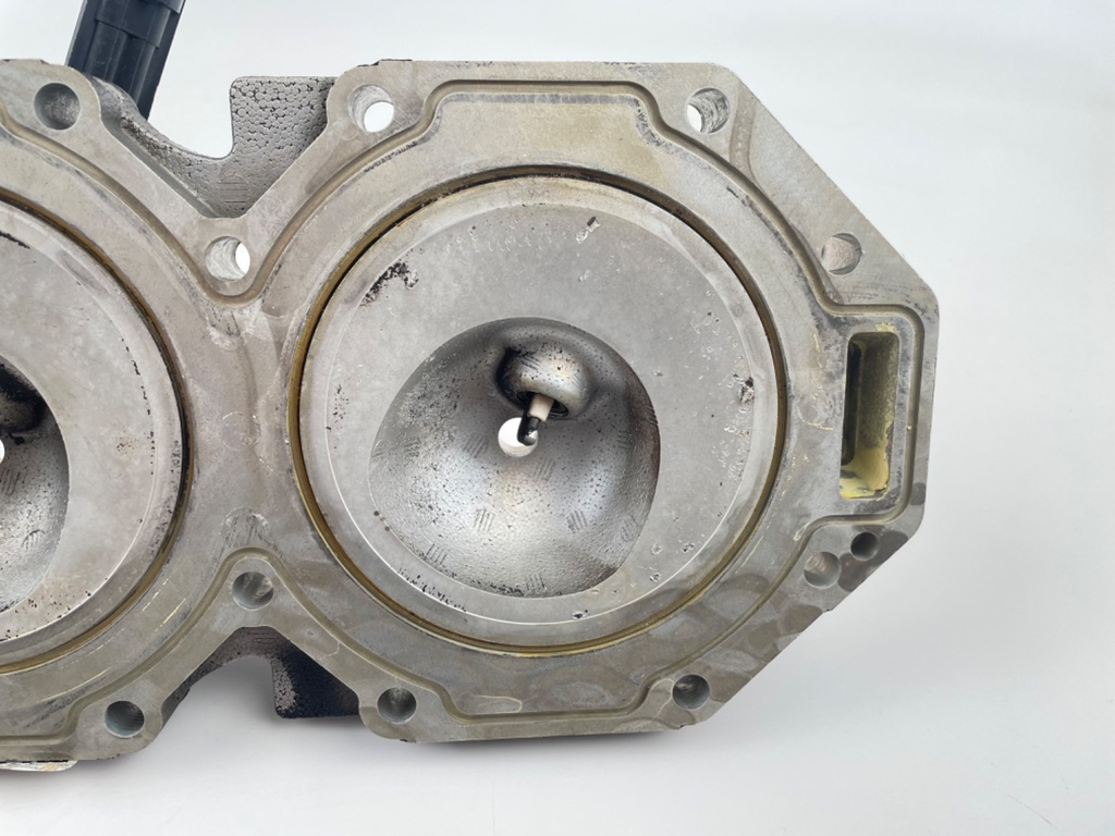 2015 Mercury 250 HP ProXs 2 Stroke Outboard Starboard Cylinder Head 841021A08 OEM