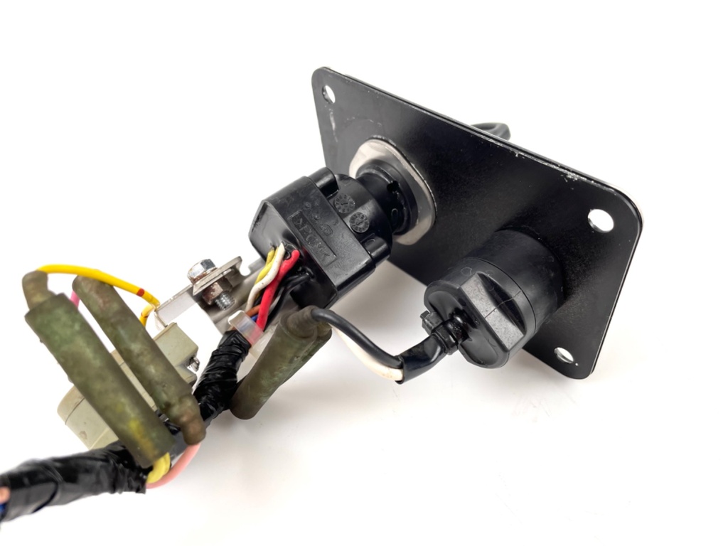 704-82570-13-00 Yamaha Single Engine Outboard Key Switch Assembly With Key - Good Condition