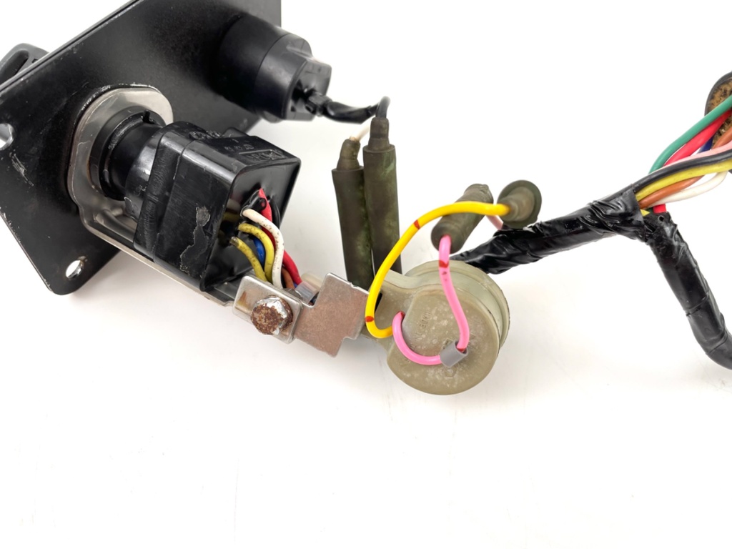 704-82570-13-00 Yamaha Single Engine Outboard Key Switch Assembly With Key - Good Condition