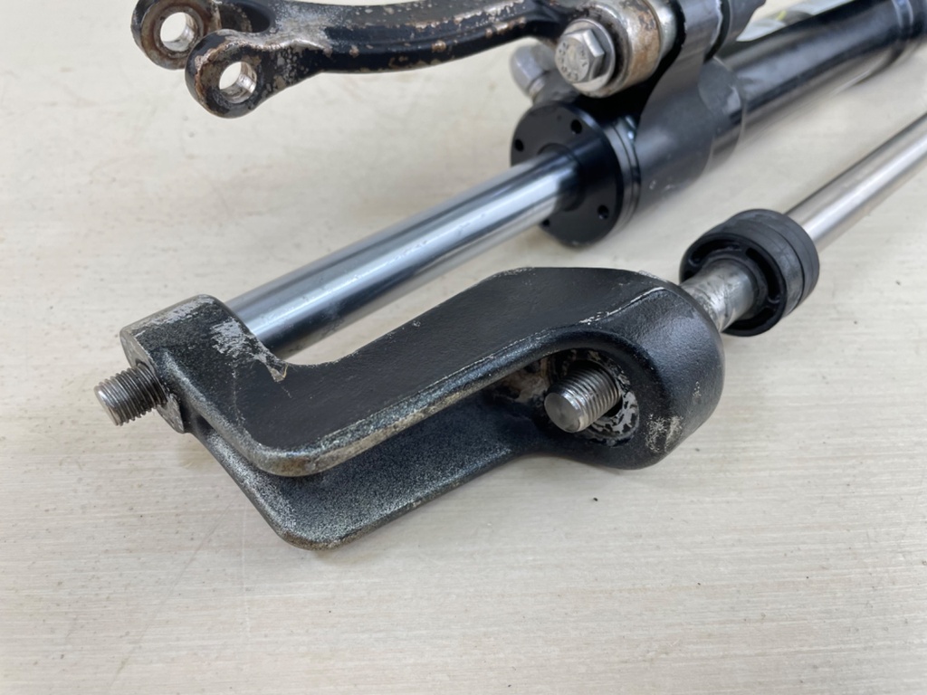 SeaStar Front Mount Outboard Hydraulic Steering Cylinder Assembly HC5358