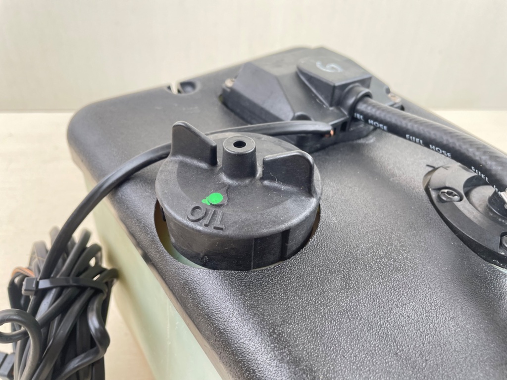 Johnson Evinrude 2 Stroke Outboard Oil Supply Tank W/ Return 1.8 Gallons