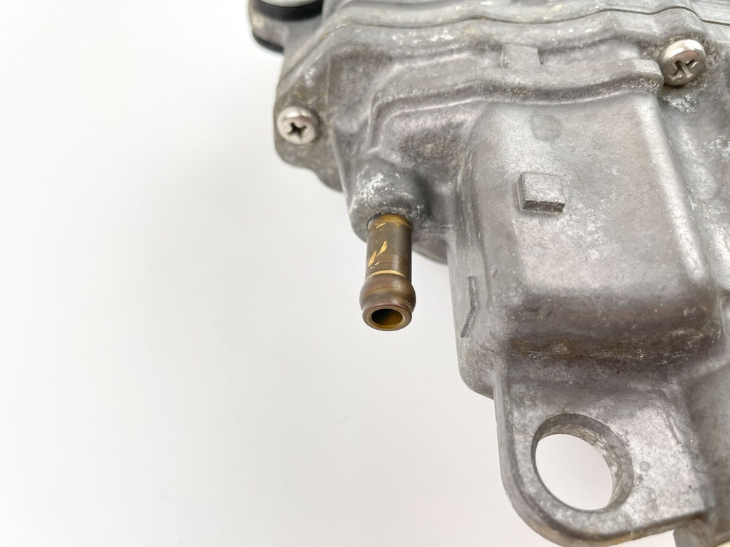 2002 Suzuki 140 HP 4 Stroke Outboard Vapor Separator Tank VST 15600-90J00 OEM