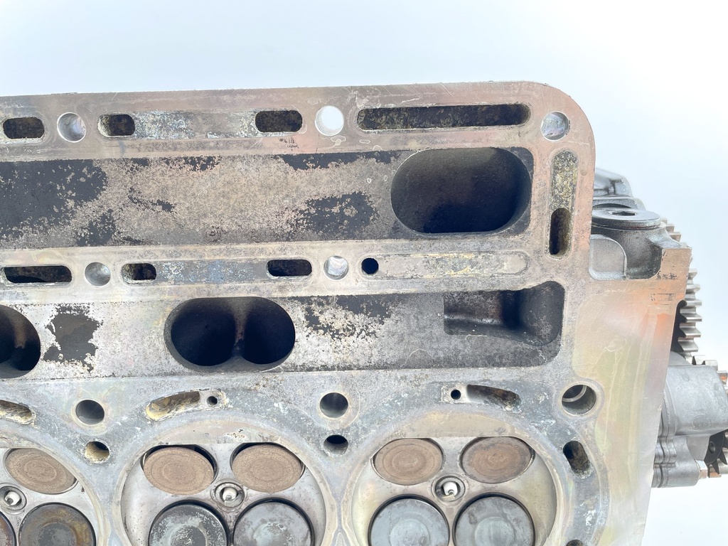 2002 Suzuki 140 HP 4 Stroke Outboard Cylinder Head 11100-90J01 OEM