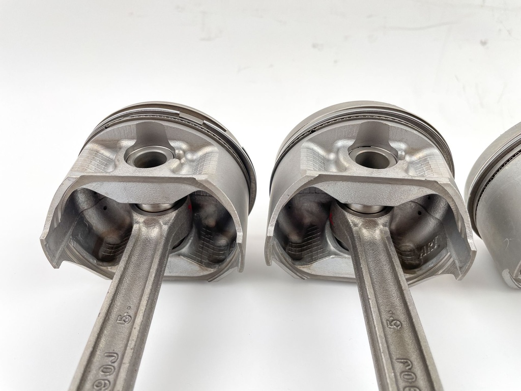 2002 Suzuki 140 HP 4 Stroke Outboard Piston & Connecting Rod Set 12111-92J00 OEM