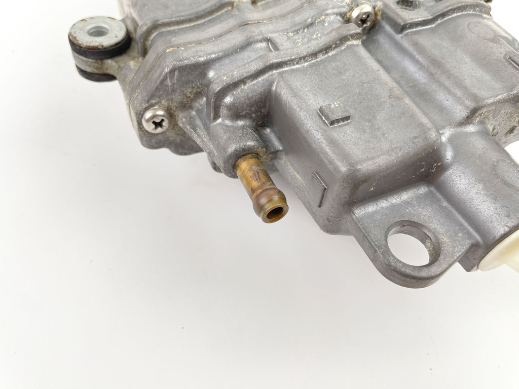 2002 Suzuki 115 HP 4 Stroke Outboard Vapor Separator Tank VST 15600-90J00 OEM