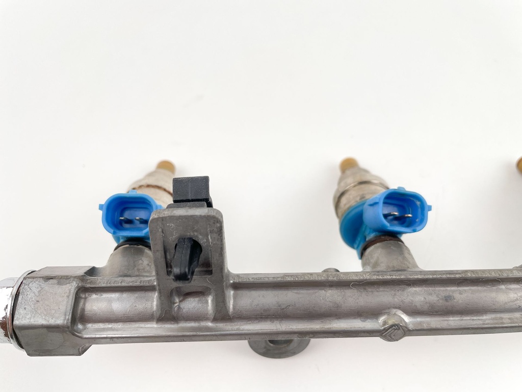 1998 Suzuki 70 HP 4 Stroke Outboard Fuel Injector Set W/ Rail 15710-99E00 OEM