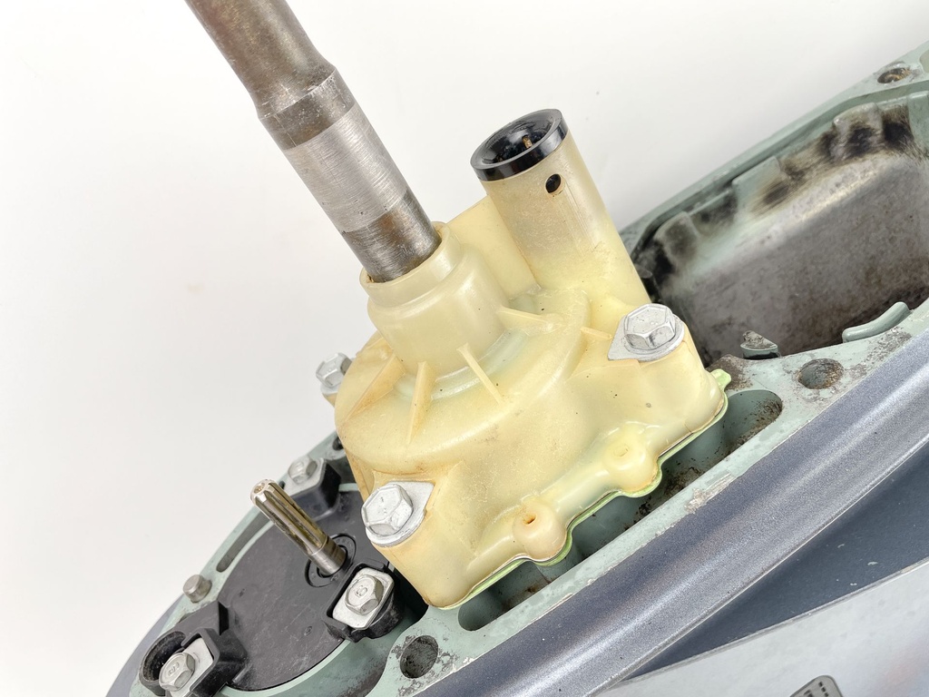 2003 Yamaha 225 HP 4 Stroke Outboard Lower Unit Gear Case 69J-45300-21-8D OEM