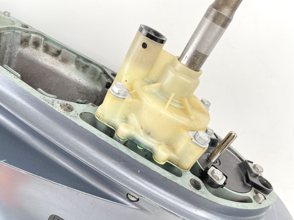 2003 Yamaha 225 HP 4 Stroke Outboard Lower Unit Gear Case 69J-45300-21-8D OEM