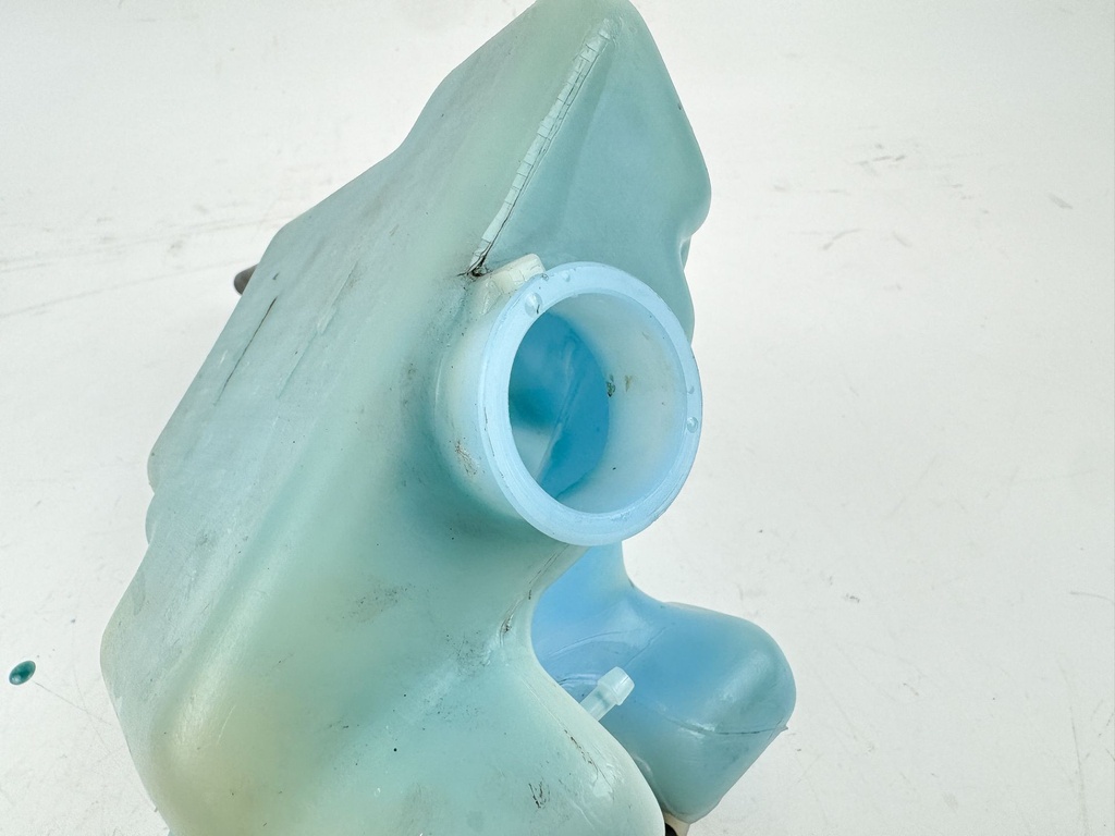 2002 Yamaha 200 HP 2 Stroke Outboard Oil Tank 68F-21750-00-00 OEM