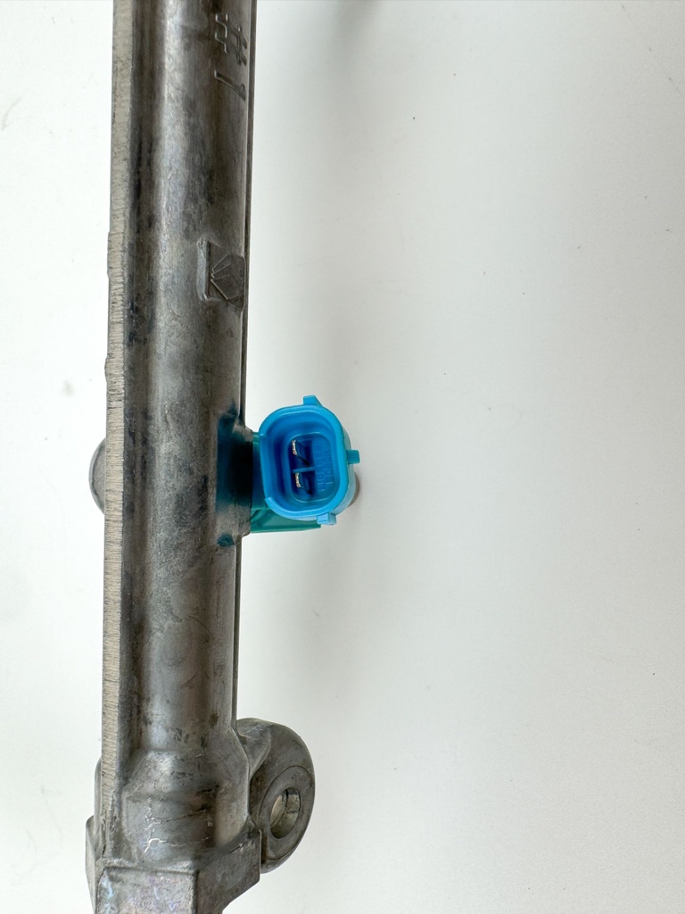 2004 Suzuki 250 HP 4 Stroke Outboard Fuel Injector Set W/ Rail 15710-93J00 OEM