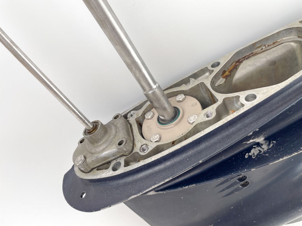 Johnson Evinrude 50 60 70 2 Stroke Outboard 20" Lower Unit Gear Case 3 Cylinder