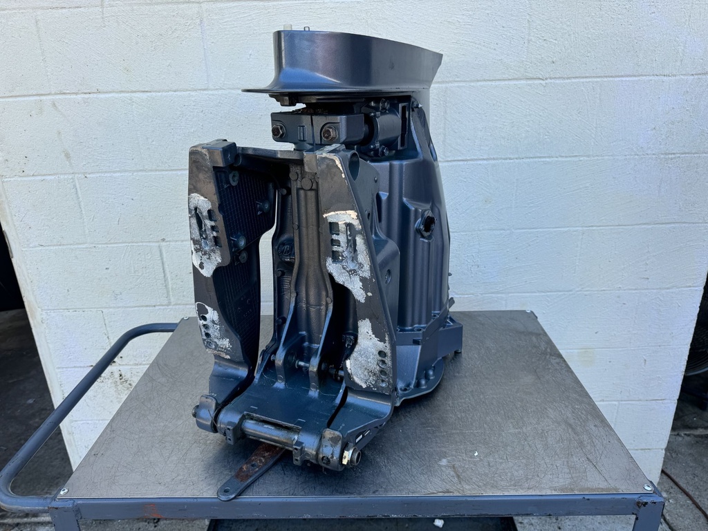 2005 Yamaha 225 HP 4 Stroke Outboard Complete Midsection & Swivel Bracket