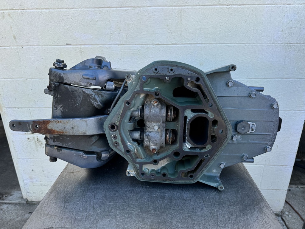 2005 Yamaha 225 HP 4 Stroke Outboard Complete Midsection & Swivel Bracket