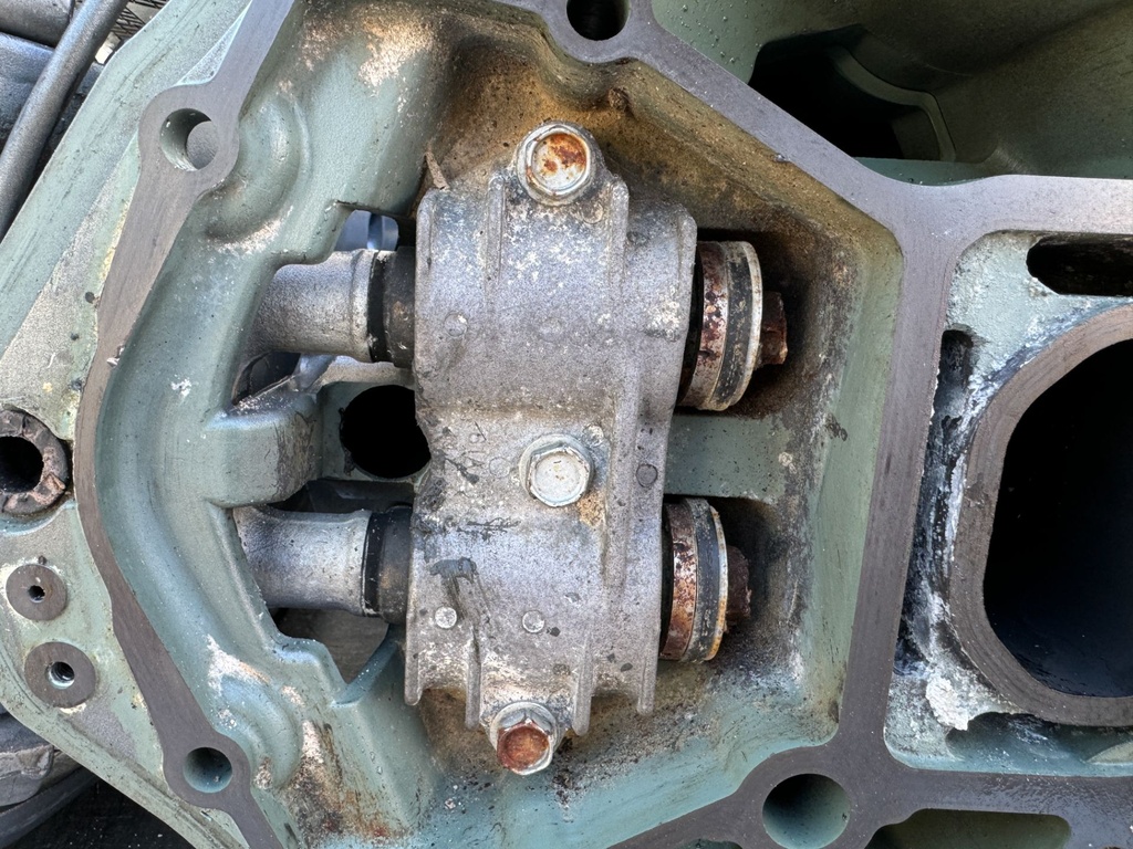 2005 Yamaha 225 HP 4 Stroke Outboard Complete Midsection & Swivel Bracket