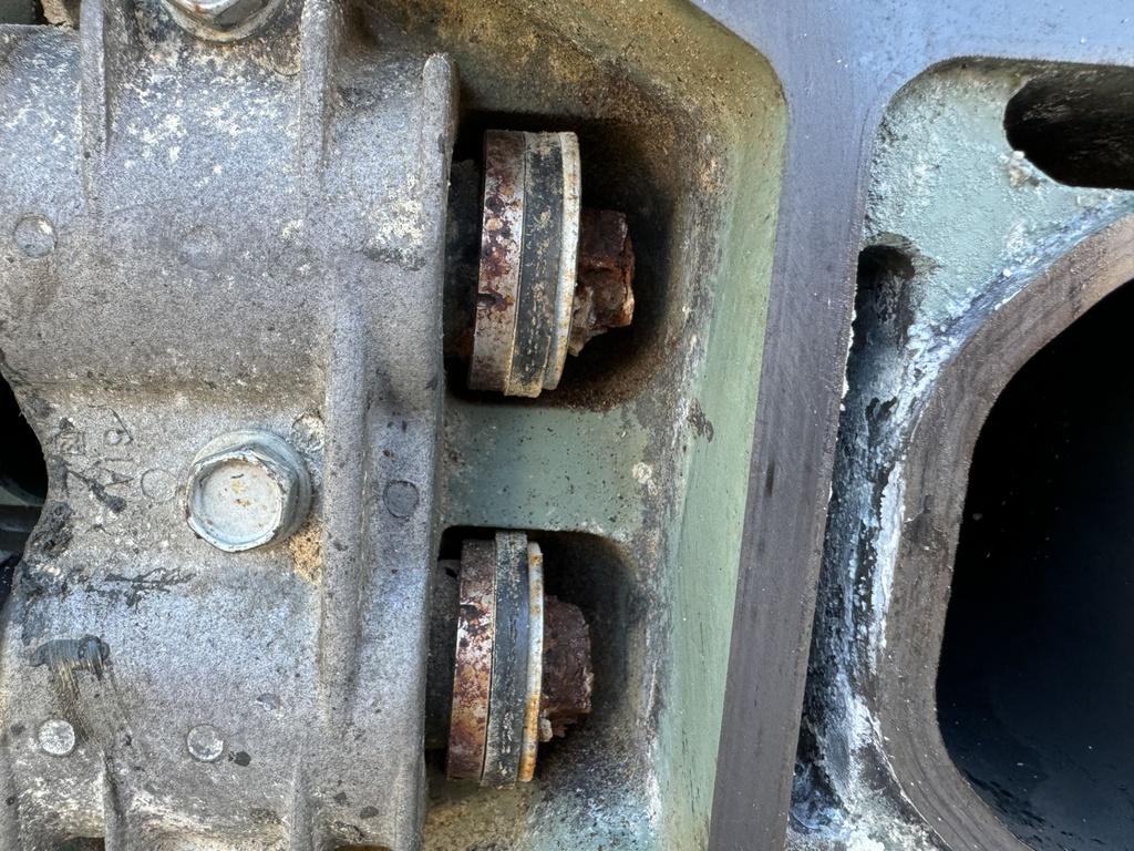 2005 Yamaha 225 HP 4 Stroke Outboard Complete Midsection & Swivel Bracket