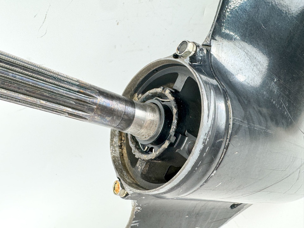 2004 Suzuki 140 HP 4 Stroke Outboard 20" Long Lower Unit Gear Case