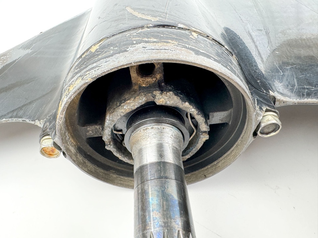 2004 Suzuki 140 HP 4 Stroke Outboard 20" Long Lower Unit Gear Case