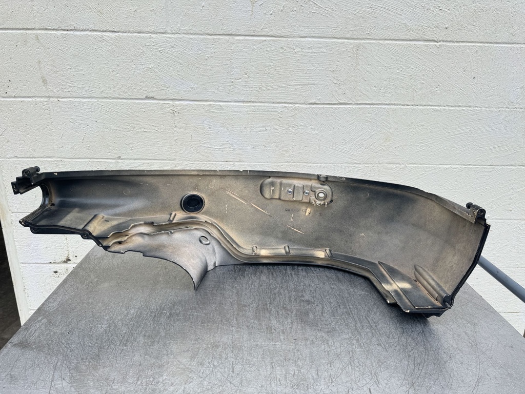 2004 Suzuki 250 HP 4 Stroke Outboard Lower Apron Cowling Starboard 61131-93J01-0EP OEM