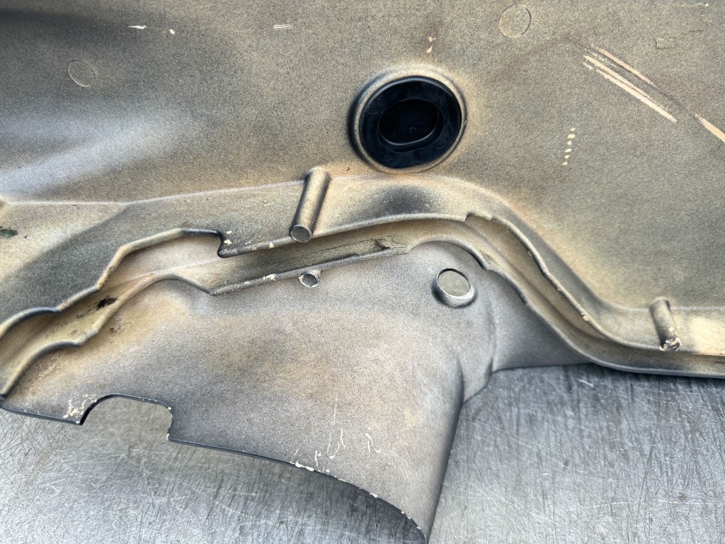 2004 Suzuki 250 HP 4 Stroke Outboard Lower Apron Cowling Starboard 61131-93J01-0EP OEM