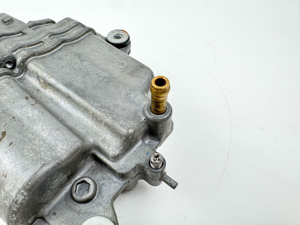 2004 Suzuki 140 HP 4 Stroke Outboard Vapor Separator Tank VST 15600-90J01 OEM