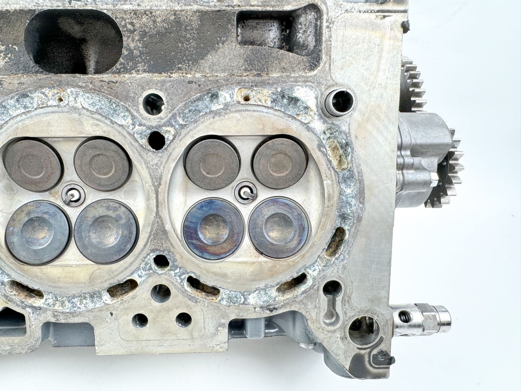 2004 Suzuki 140 HP 4 Stroke Outboard Cylinder Head 11100-90J11 OEM