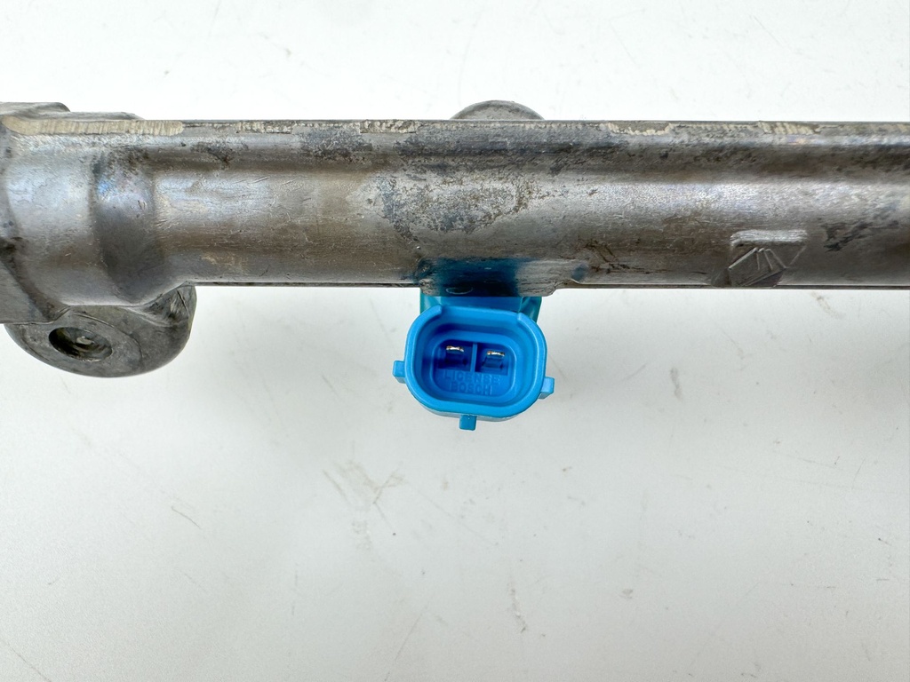 2007 Suzuki 200 HP 4 Stroke Outboard Fuel Injector Set W/ Rail 15710-93J00 OEM