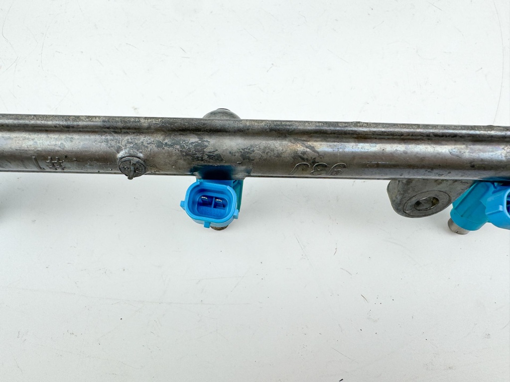 2007 Suzuki 200 HP 4 Stroke Outboard Fuel Injector Set W/ Rail 15710-93J00 OEM