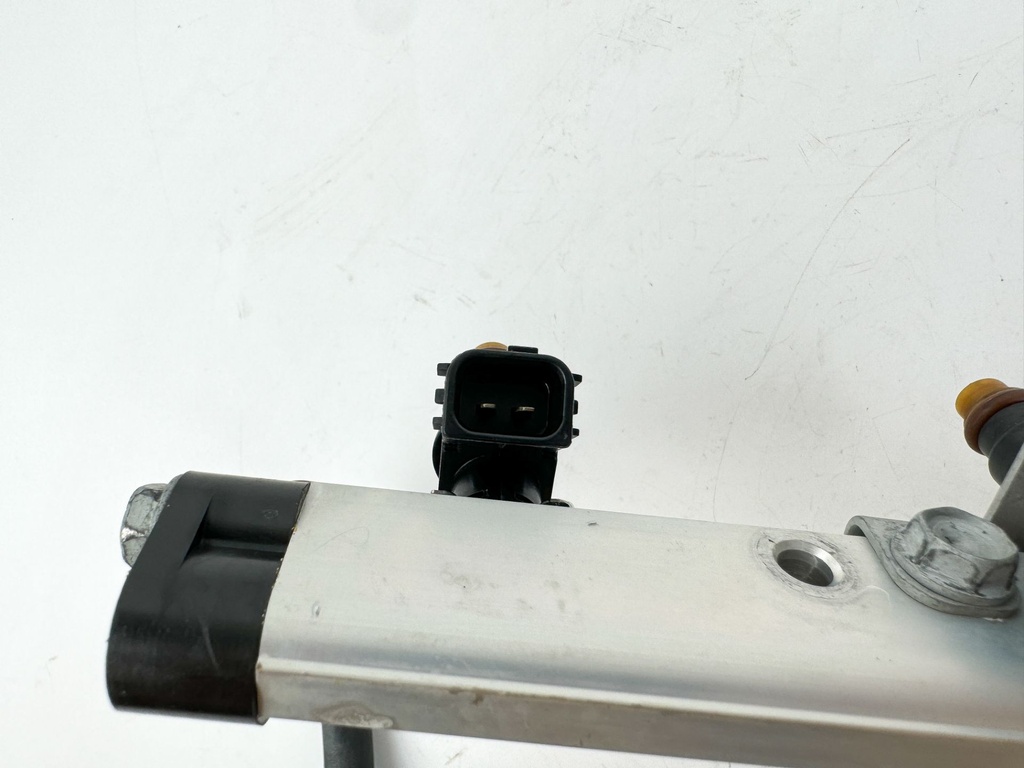 2002 Honda 200 HP 4 Stroke Outboard Fuel Injector Set W/ Rail 16450-ZY3-013 OEM