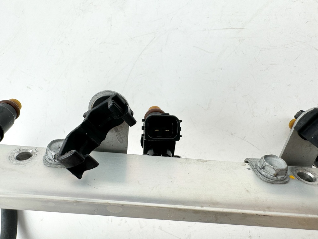 2002 Honda 200 HP 4 Stroke Outboard Fuel Injector Set W/ Rail 16450-ZY3-013 OEM