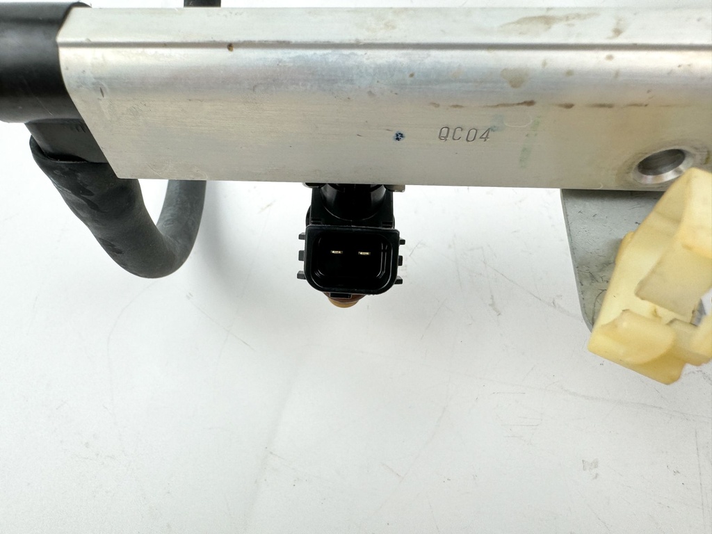 2002 Honda 200 HP 4 Stroke Outboard Fuel Injector Set W/ Rail 16450-ZY3-013 OEM