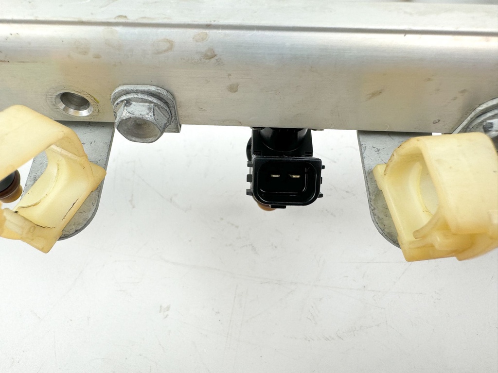 2002 Honda 200 HP 4 Stroke Outboard Fuel Injector Set W/ Rail 16450-ZY3-013 OEM