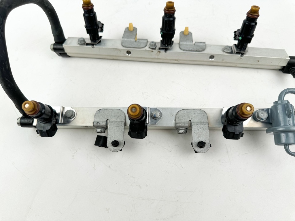 2002 Honda 200 HP 4 Stroke Outboard Fuel Injector Set W/ Rail 16450-ZY3-013 OEM