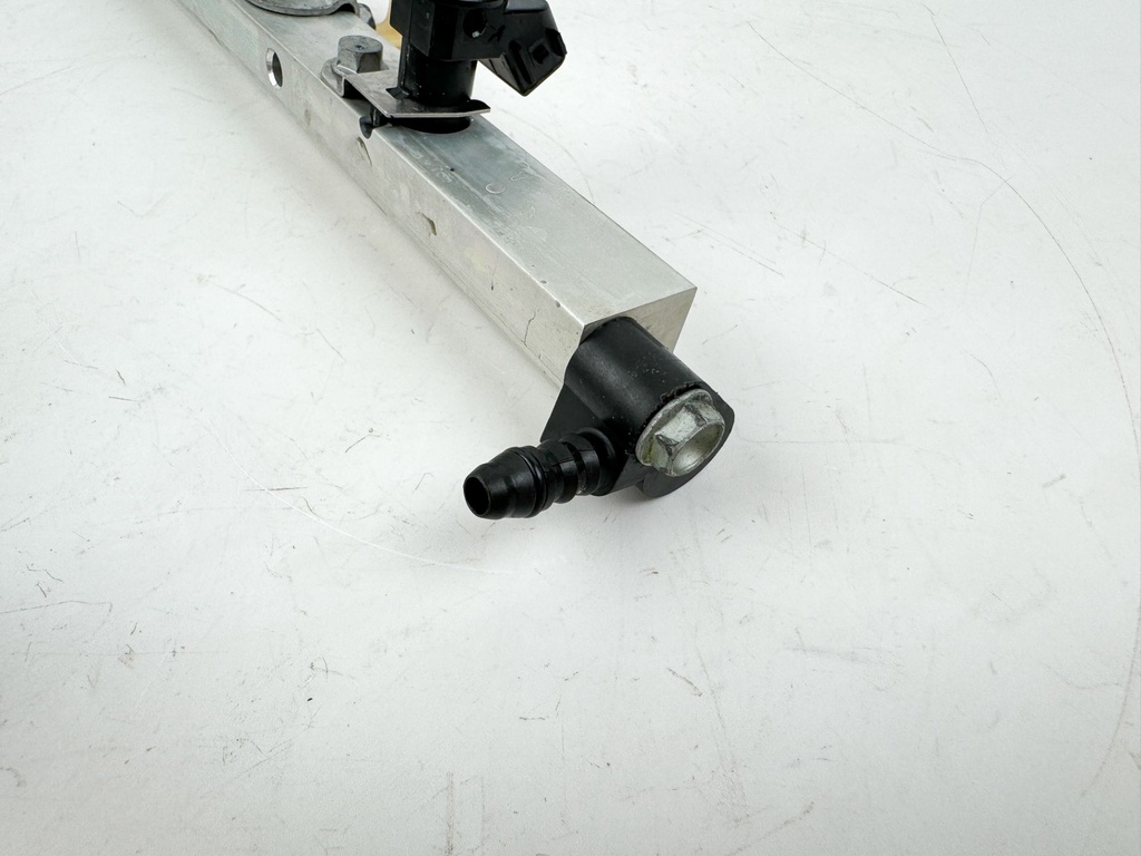 2002 Honda 200 HP 4 Stroke Outboard Fuel Injector Set W/ Rail 16450-ZY3-013 OEM