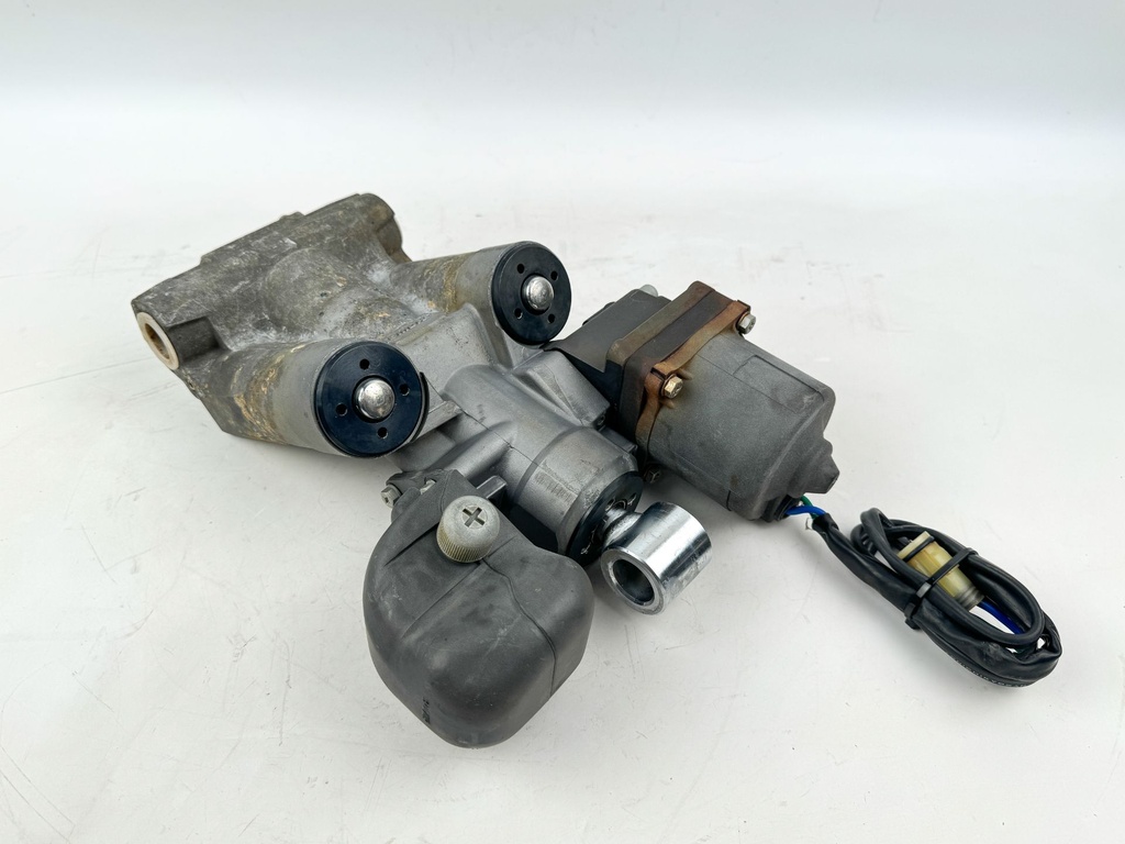 2004 Suzuki 140 HP 4 Stroke Outboard Power Trim Tilt Unit 48503-92J04 OEM