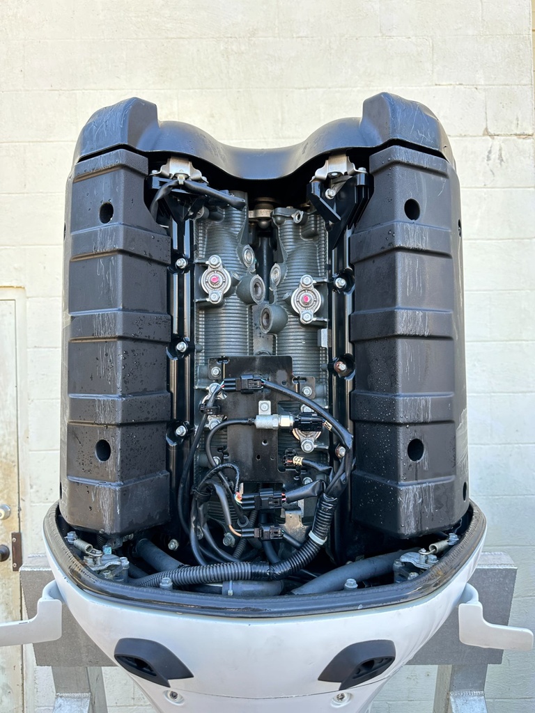 2013 Yamaha 350HP 4 Stroke Outboard Engine 35" Shaft 786 Hours