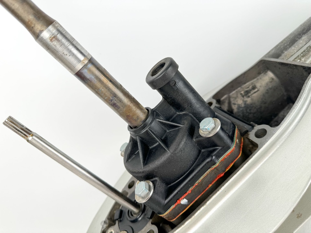 1999-2004 Honda 130 HP 4 Stroke Outboard Lower Unit Gear Case 41100-ZW5-810ZA