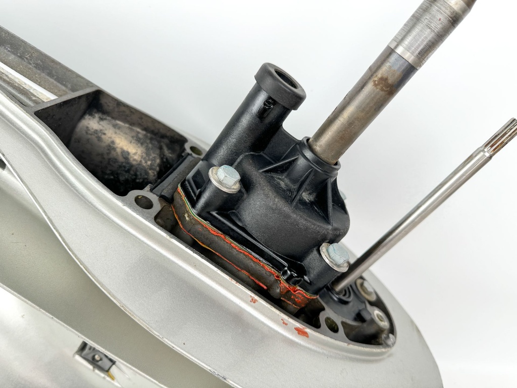 1999-2004 Honda 130 HP 4 Stroke Outboard Lower Unit Gear Case 41100-ZW5-810ZA