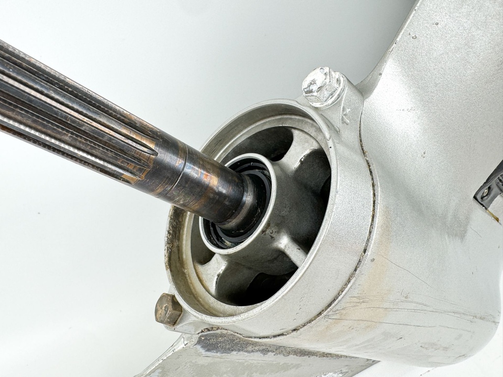 1999-2004 Honda 130 HP 4 Stroke Outboard Lower Unit Gear Case 41100-ZW5-810ZA