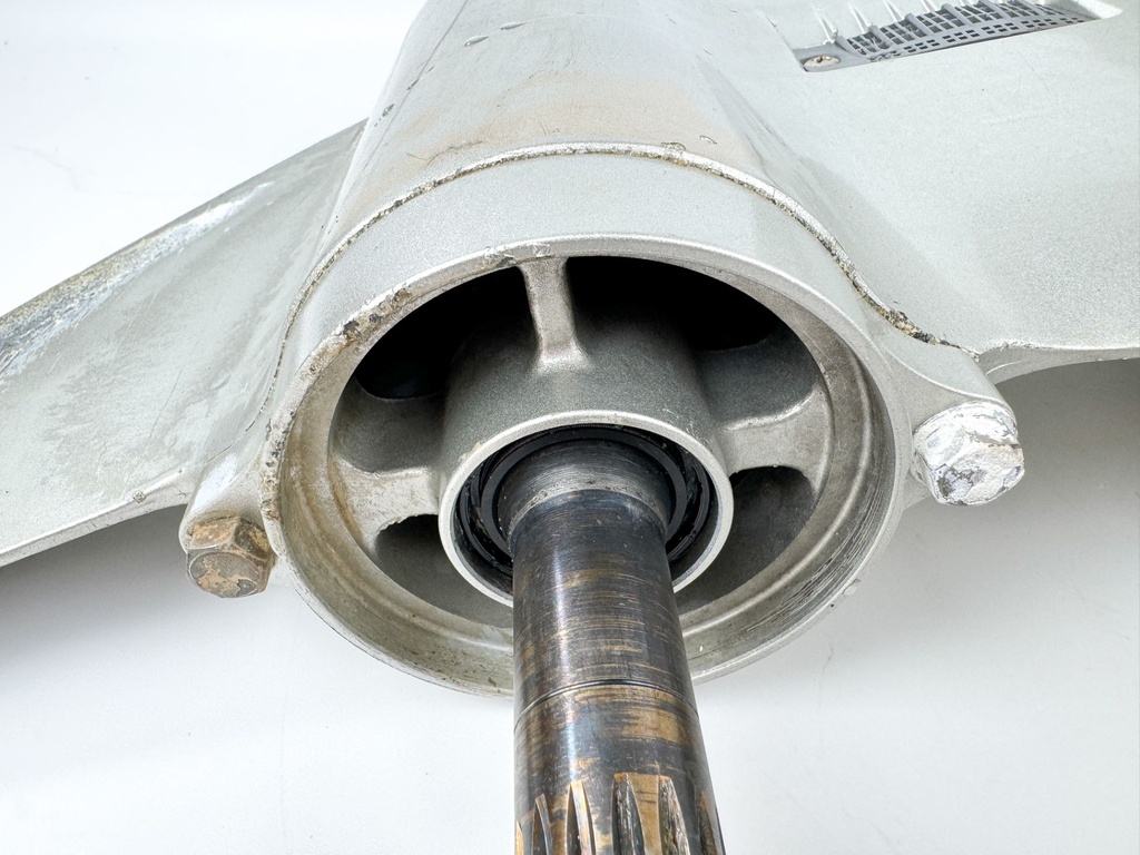 1999-2004 Honda 130 HP 4 Stroke Outboard Lower Unit Gear Case 41100-ZW5-810ZA