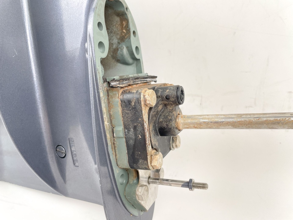 2002 Yamaha 9.9 HP 2 Stroke Outboard 15" Short Lower Unit Gear Case 63V-45300-03-4D