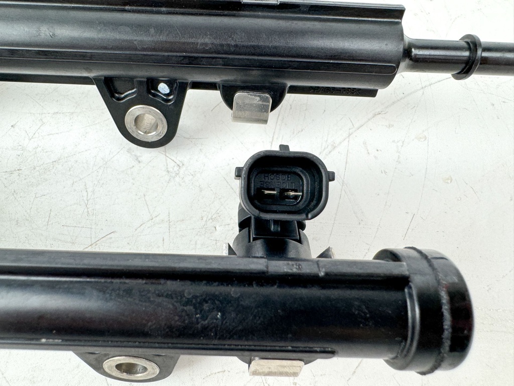 2016 Yamaha 250 HP 4 Stroke Outboard Fuel Injector Set W/ Rail 6AW-13761-00-00 OEM