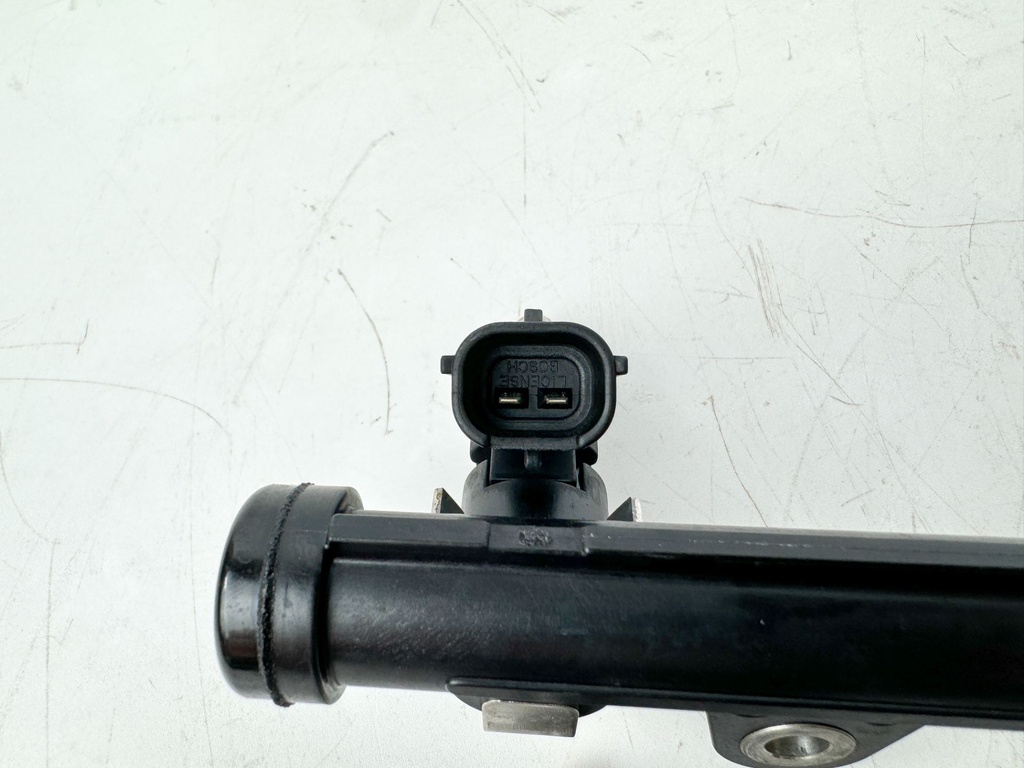 2016 Yamaha 250 HP 4 Stroke Outboard Fuel Injector Set W/ Rail 6AW-13761-00-00 OEM