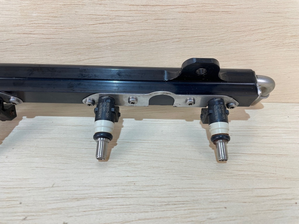 2004 Mercury Verado 250HP Outboard Engine Fuel Injector W/ Rail 892811T01