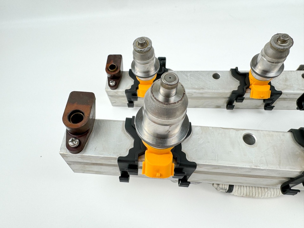 2005 Yamaha 250 HP 2 Stroke Outboard Fuel Injector Set W/ Rail 60V-13761-00-00 OEM