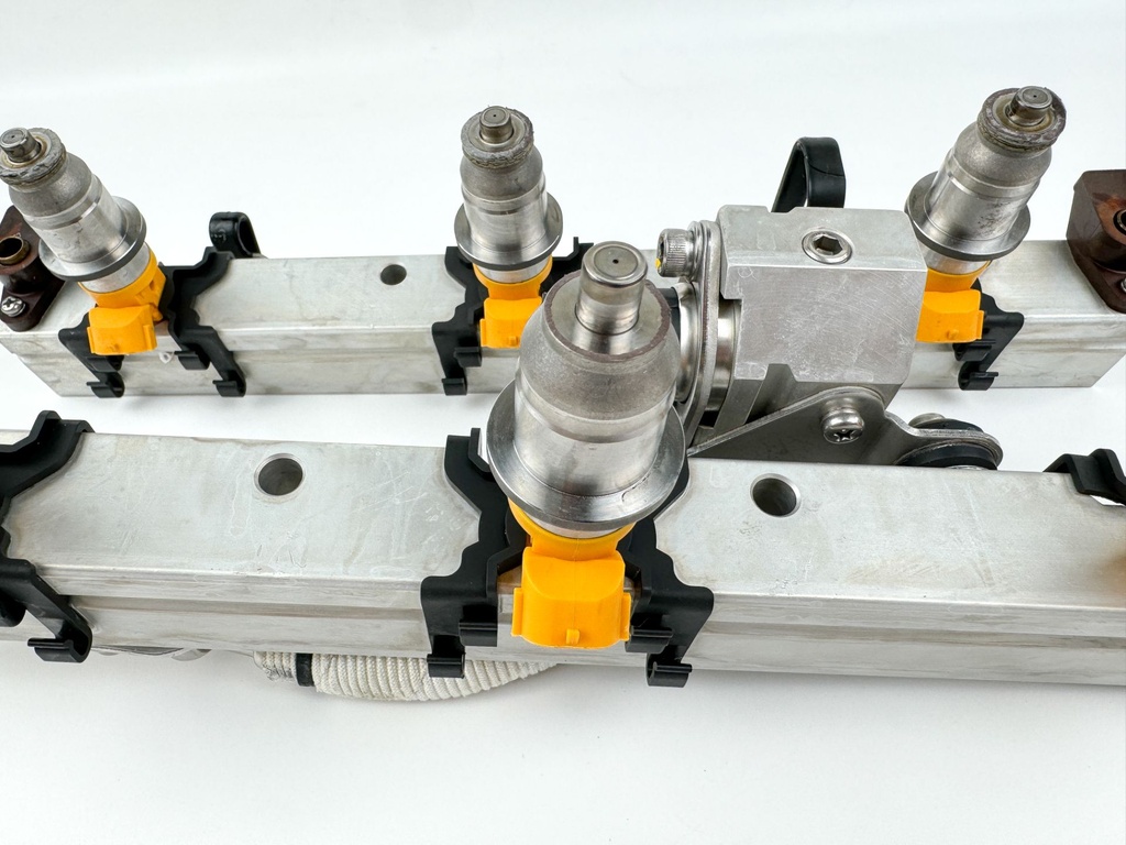 2005 Yamaha 250 HP 2 Stroke Outboard Fuel Injector Set W/ Rail 60V-13761-00-00 OEM