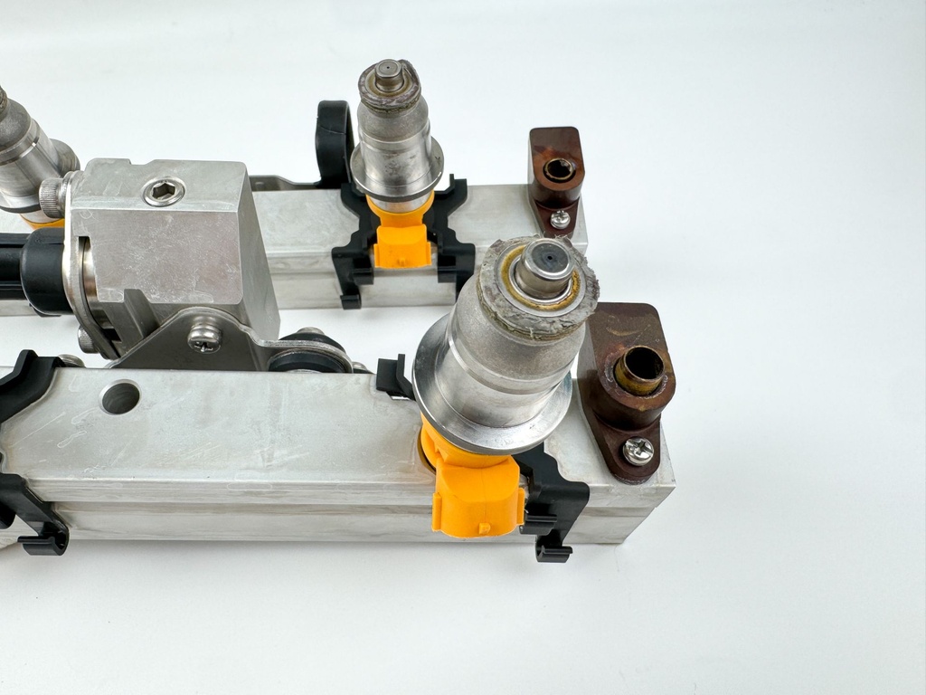 2005 Yamaha 250 HP 2 Stroke Outboard Fuel Injector Set W/ Rail 60V-13761-00-00 OEM