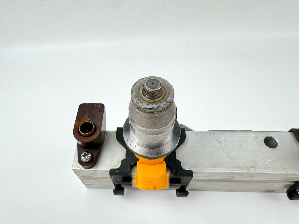 2005 Yamaha 250 HP 2 Stroke Outboard Fuel Injector Set W/ Rail 60V-13761-00-00 OEM