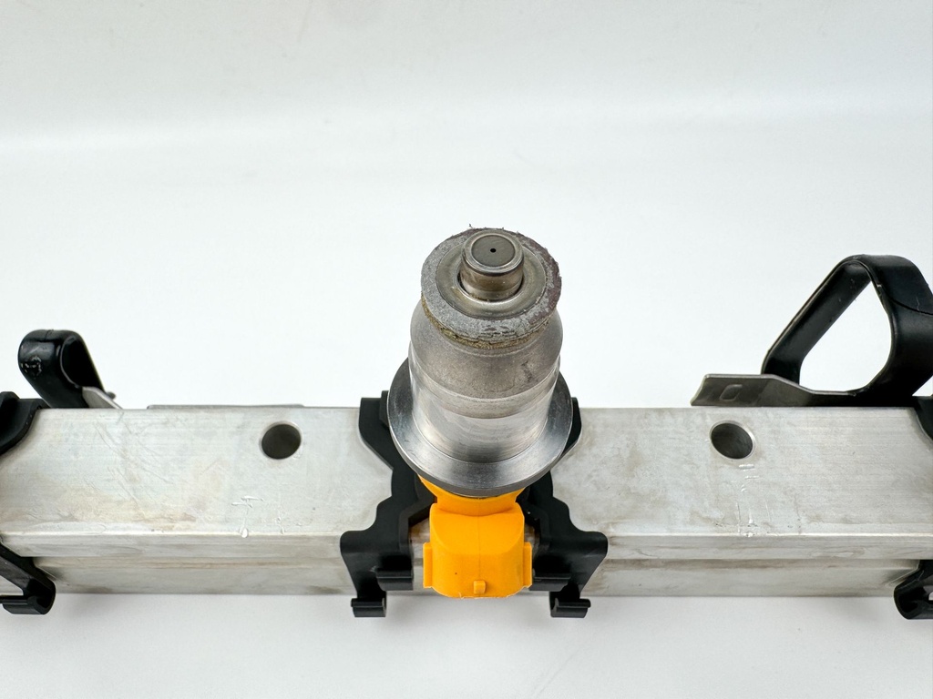 2005 Yamaha 250 HP 2 Stroke Outboard Fuel Injector Set W/ Rail 60V-13761-00-00 OEM